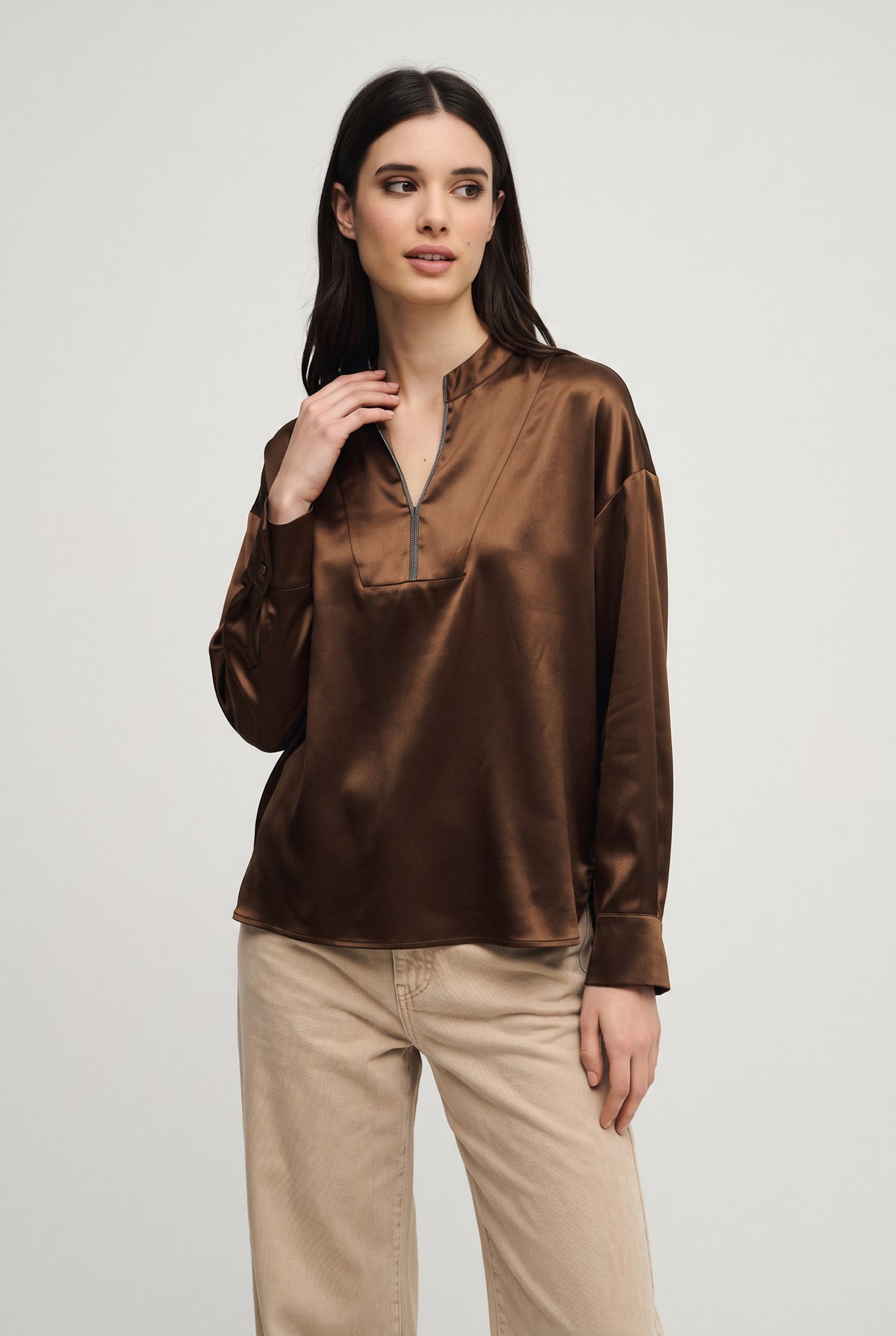 Top in seta con monile