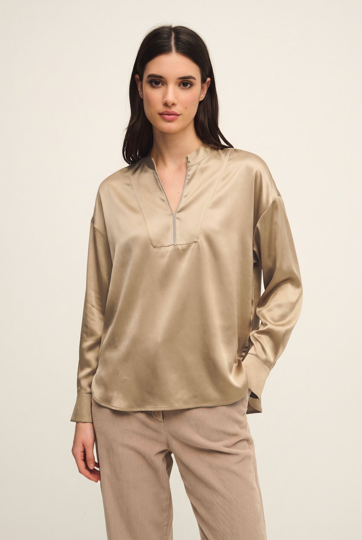 Top in seta con monile
