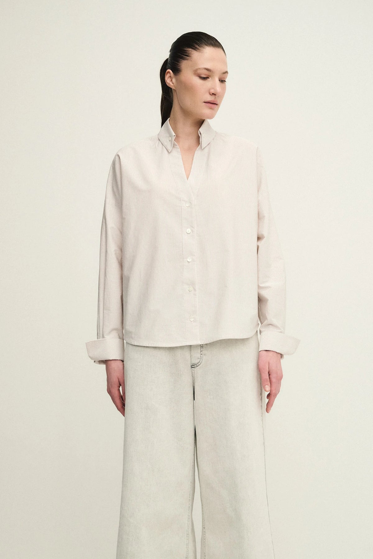 Camicia in popeline rigato con monile