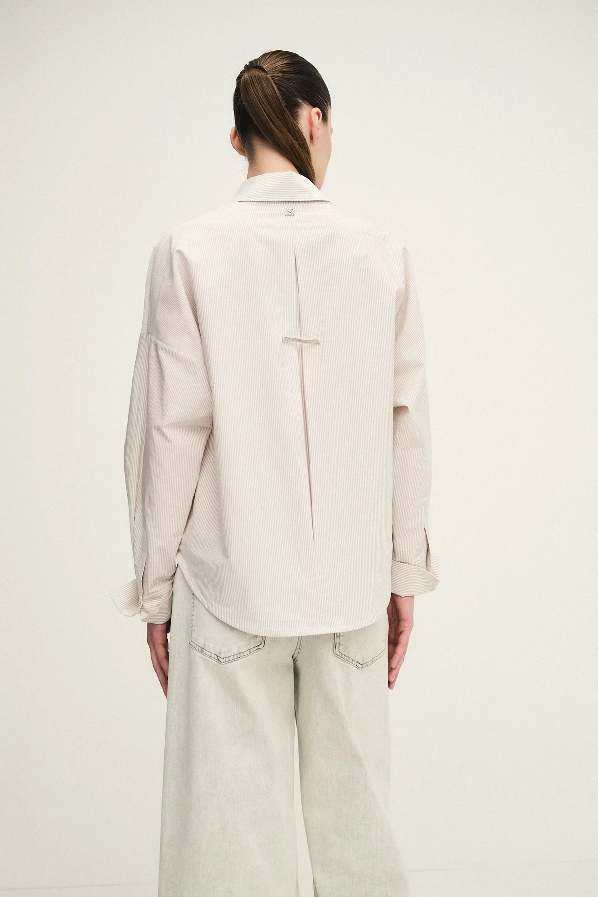 Camicia in popeline rigato con monile