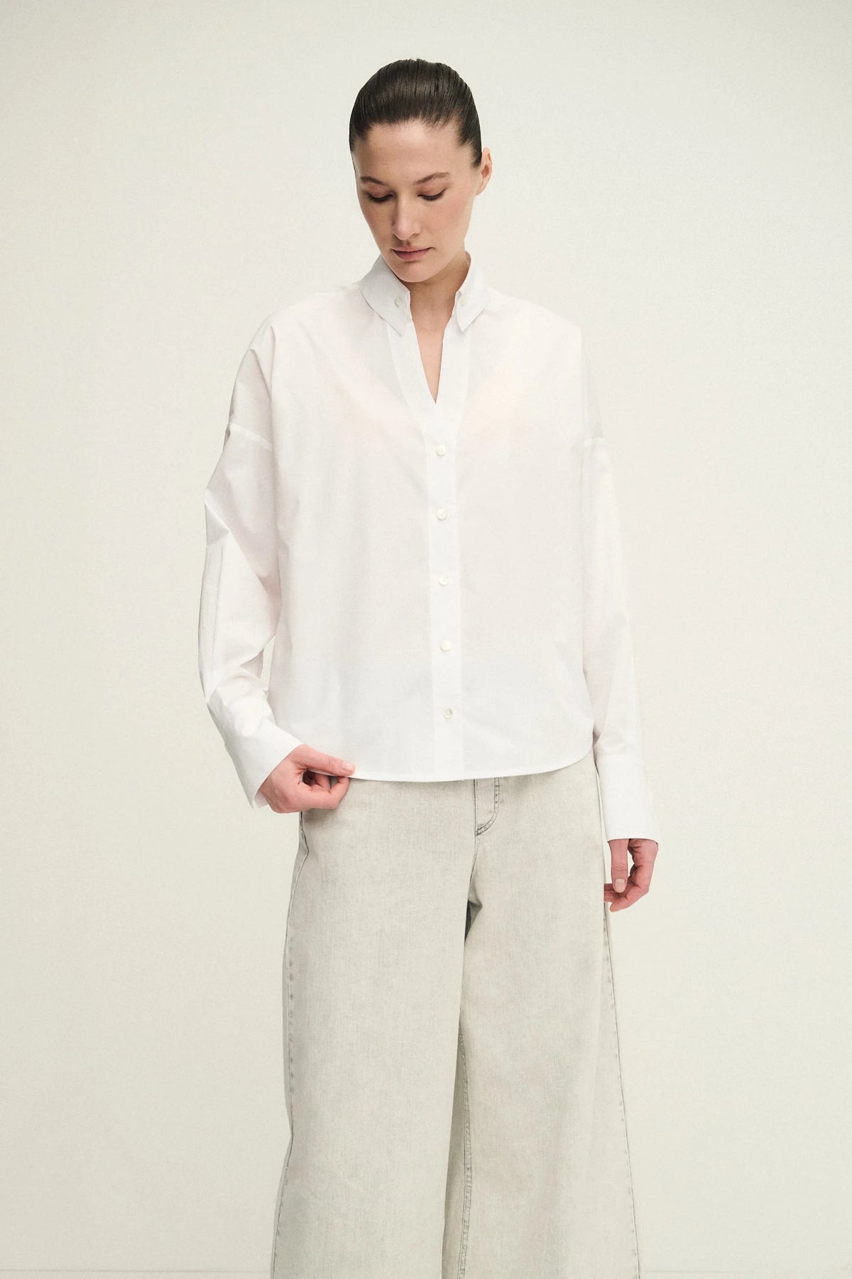 Camicia in popeline rigato con monile