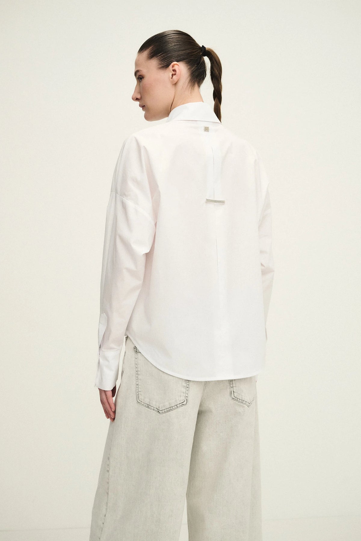 Camicia in popeline rigato con monile