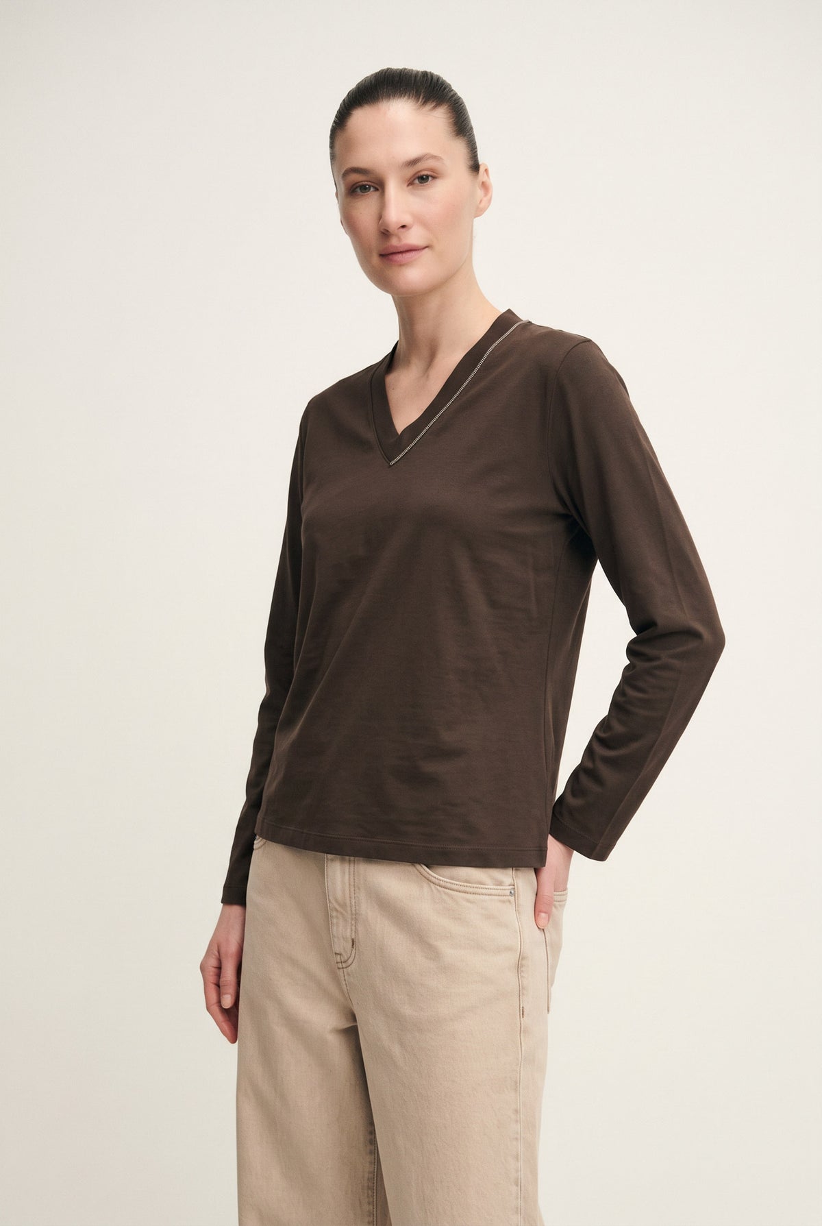 T-shirt scollo a V tinto capo