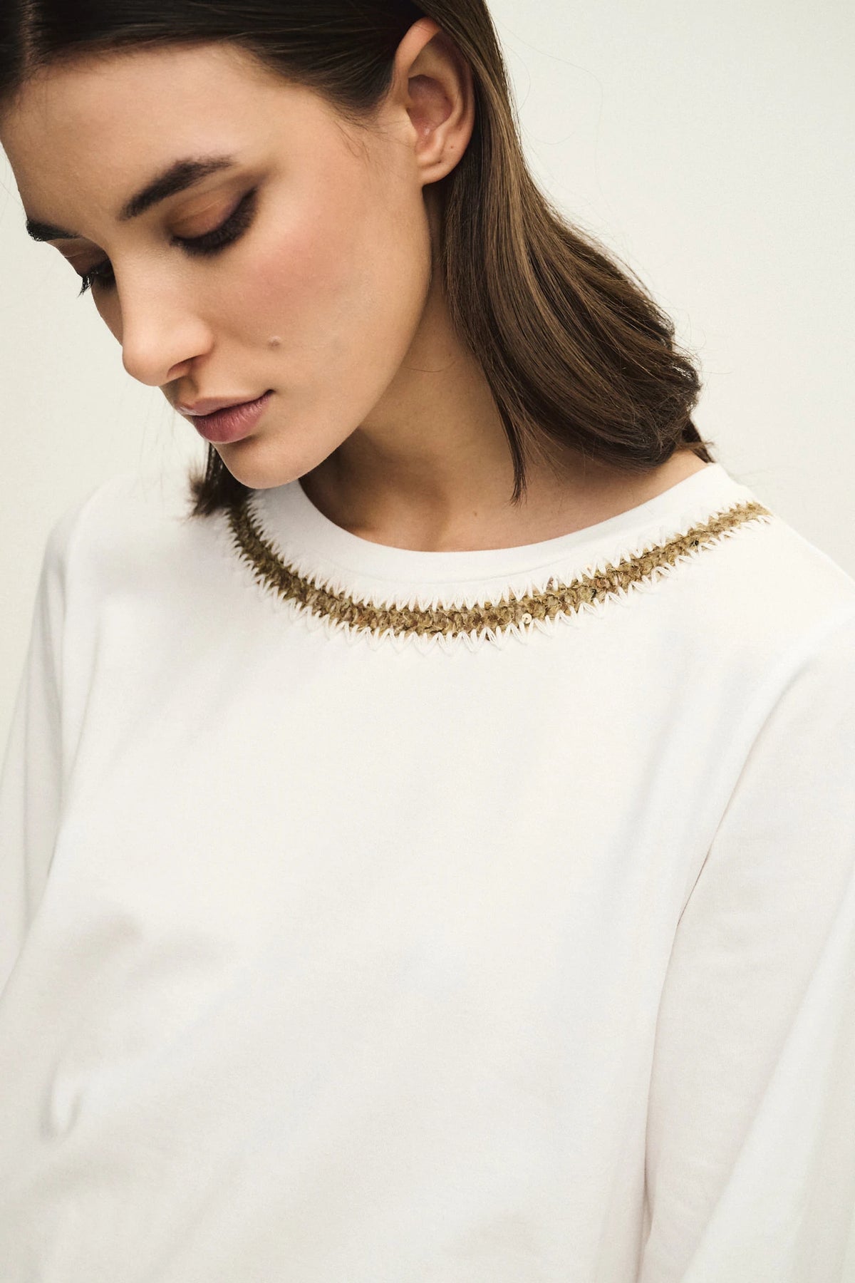 T-shirt girocollo con ricamo su scollo