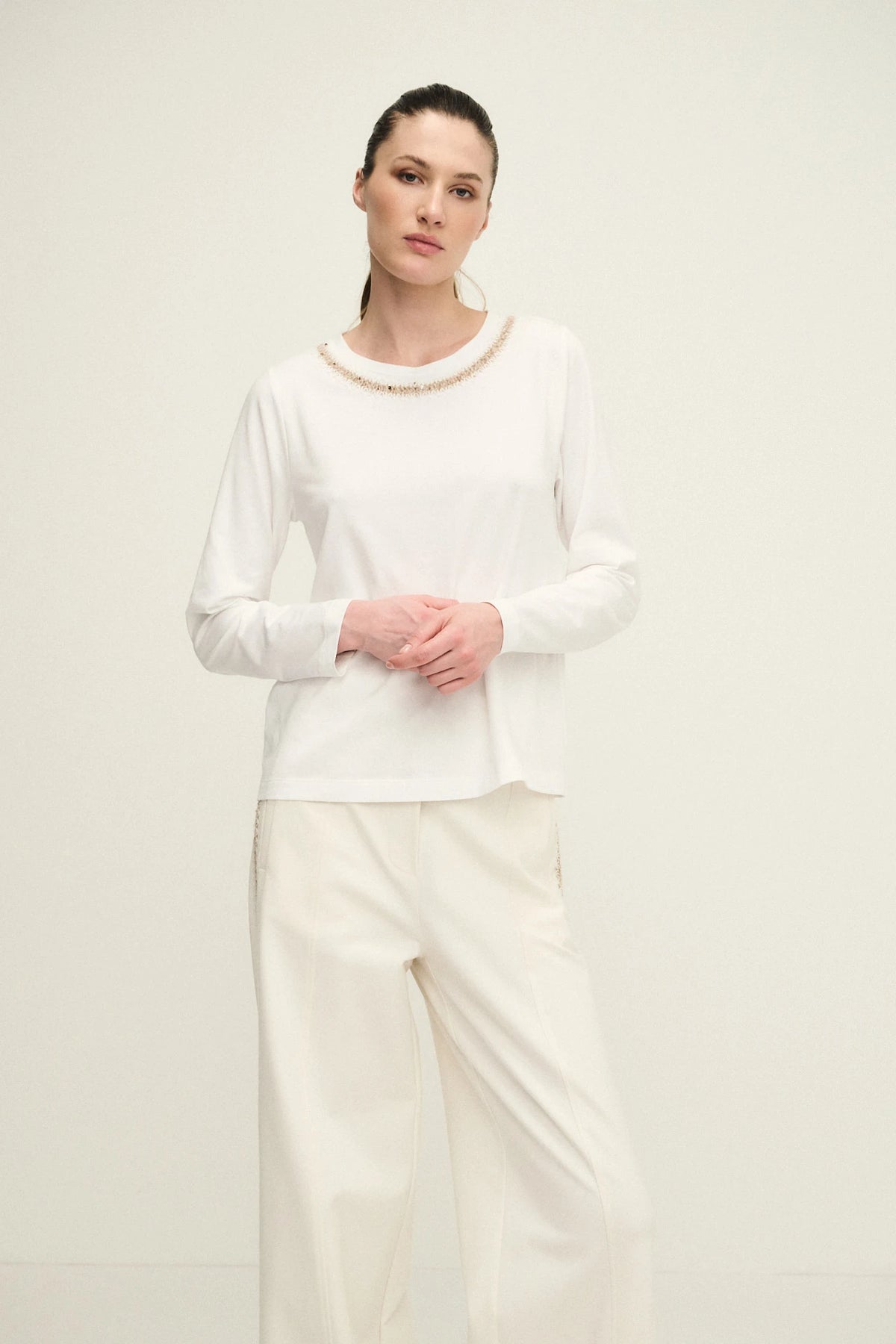 T-shirt girocollo con ricamo su scollo