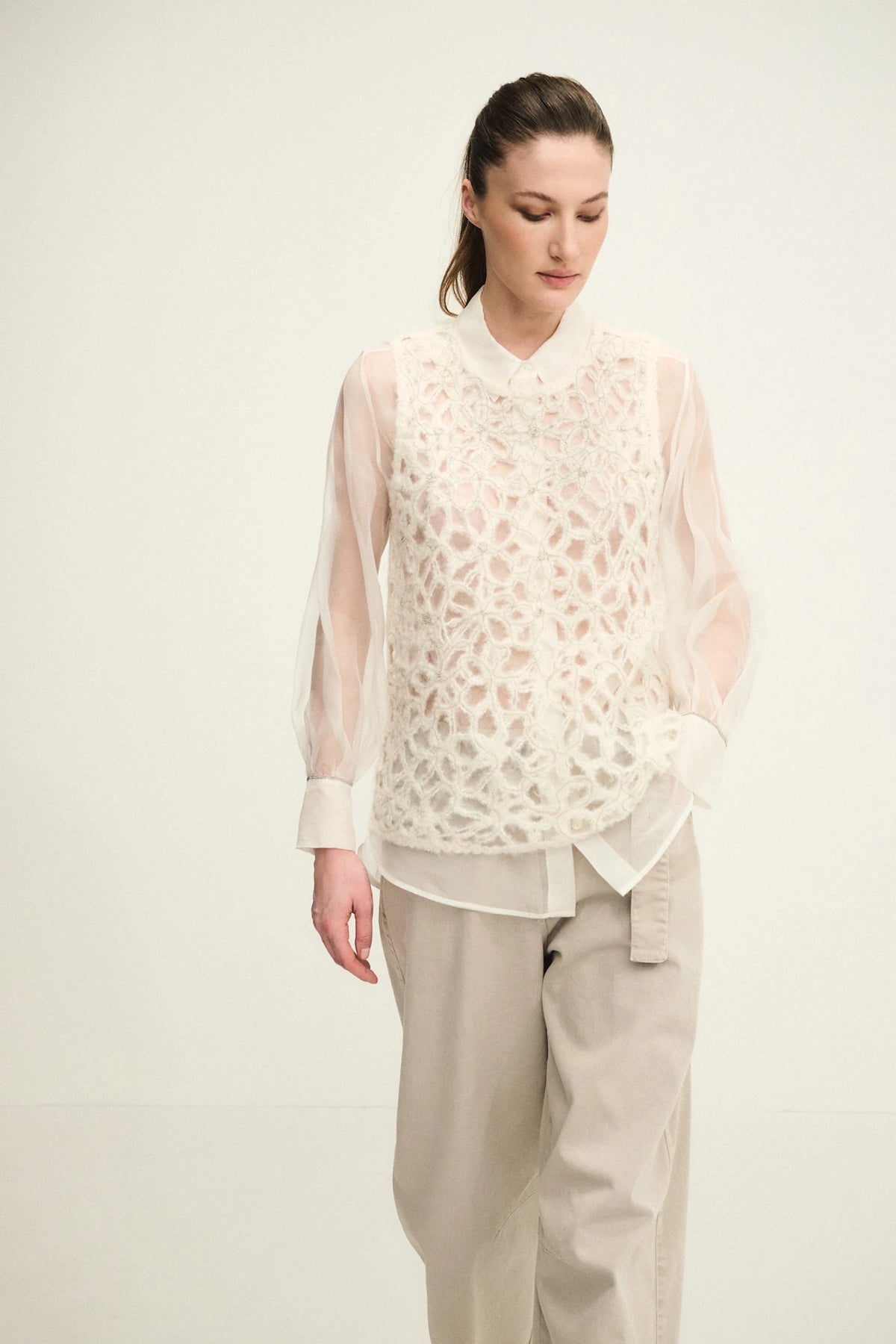 Top embroidery con monile