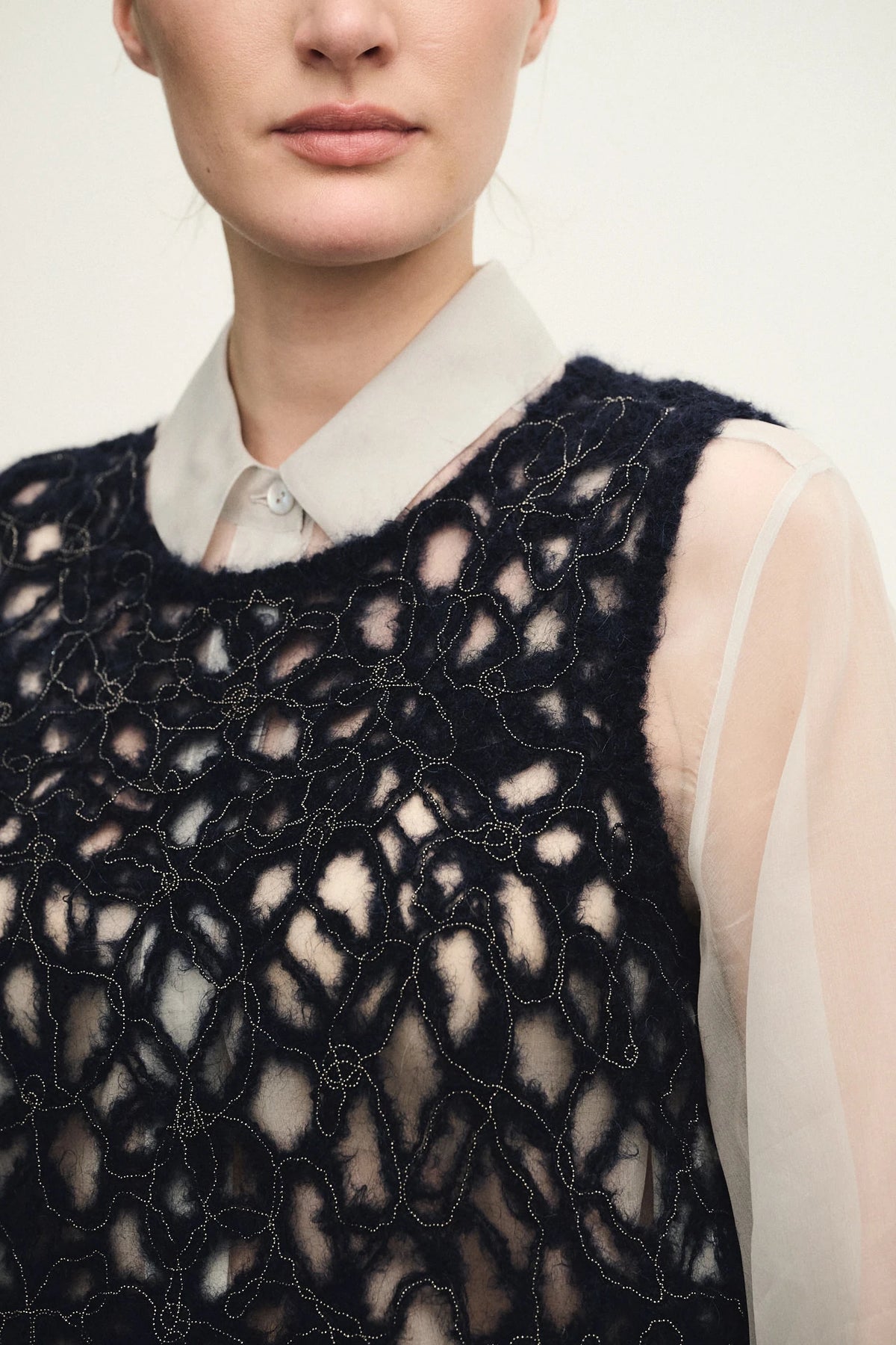 Top embroidery con monile