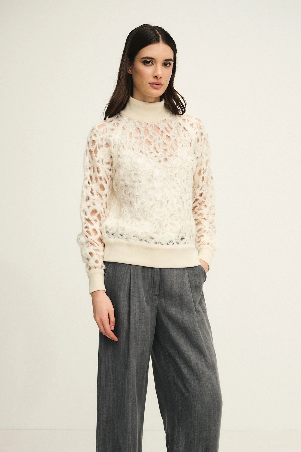 Top embroidery a collo alto