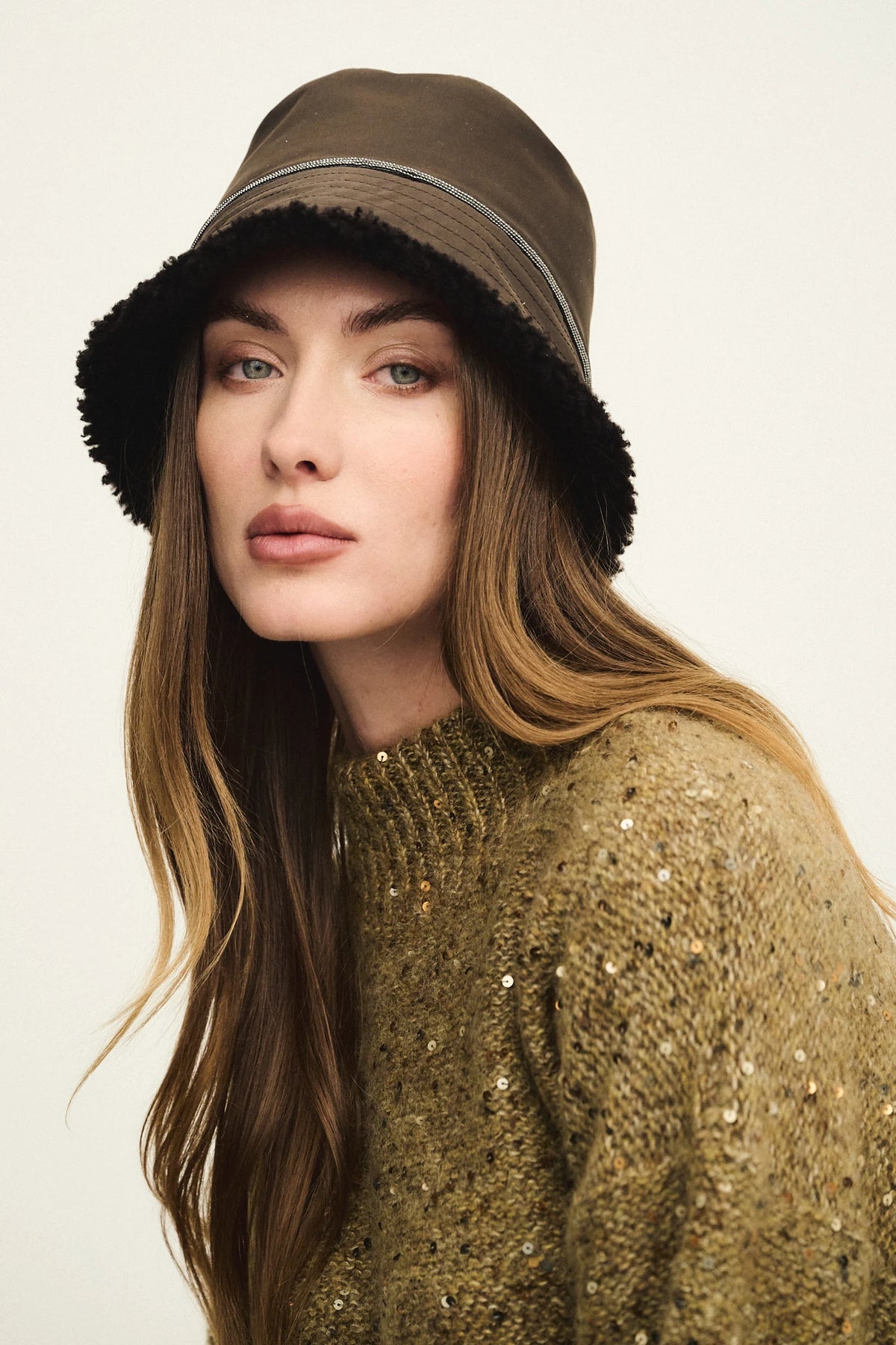 Cappello Bucket con interno in shearling