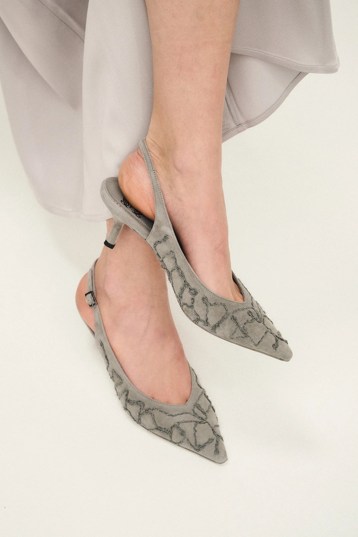Tacchi Slingback in camoscio con ricamo