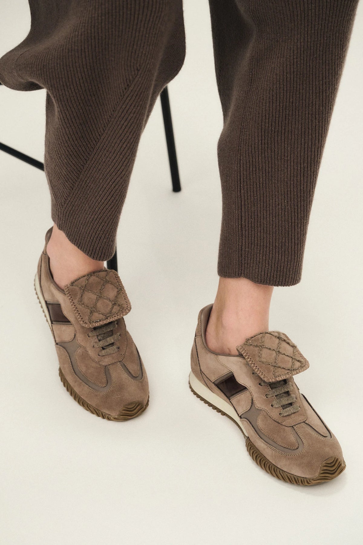 Runners in suede con monile