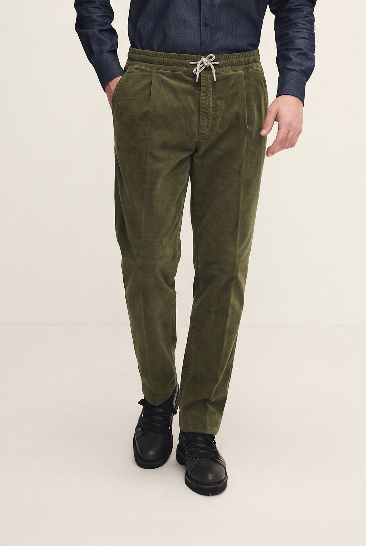 Pantalone in velluto con pince