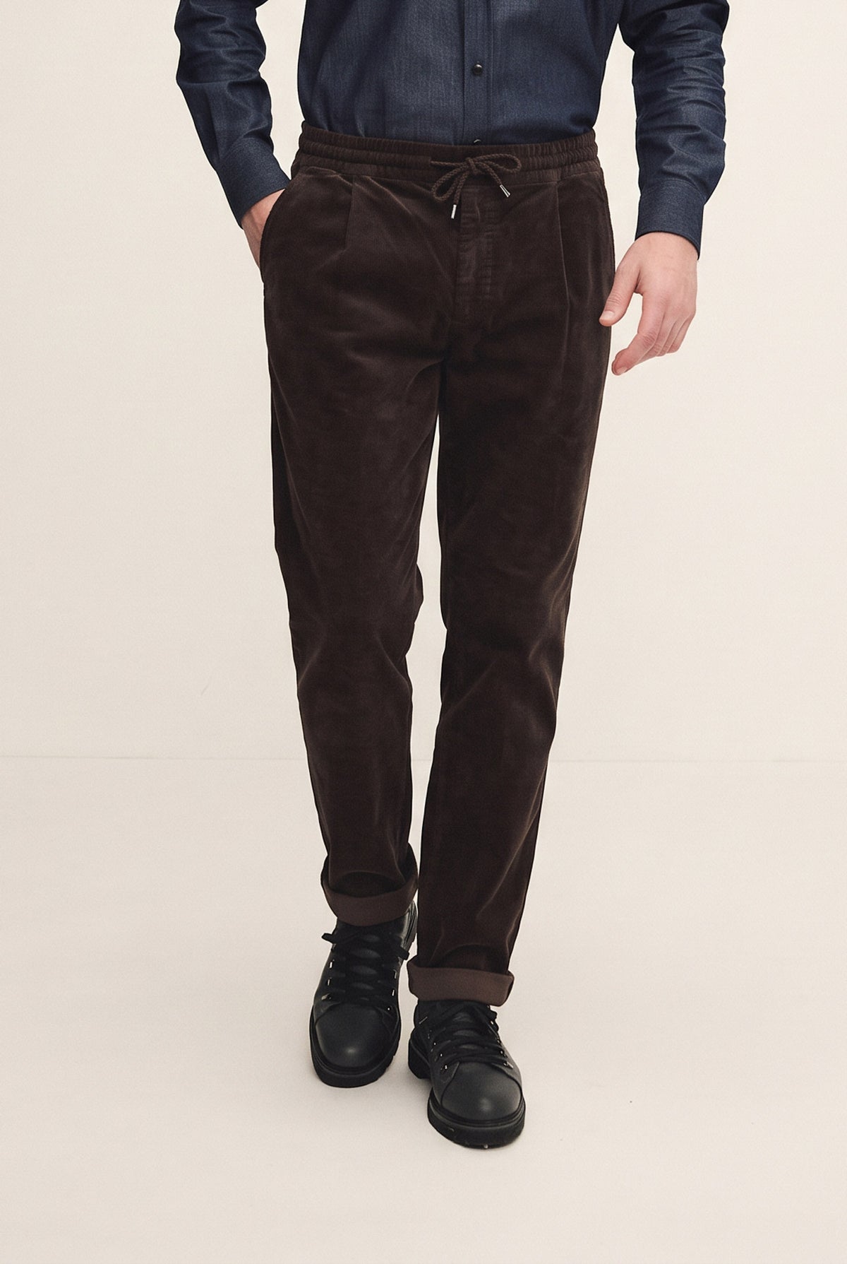 Pantalone in velluto con pince