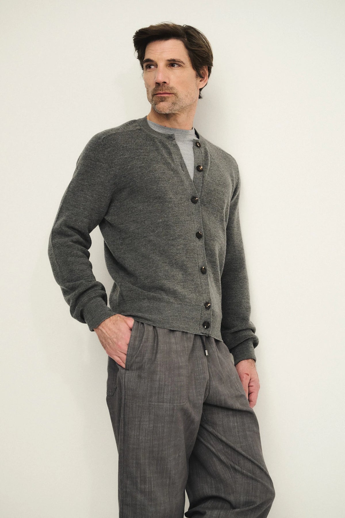 Cardigan con bottoni in pura lana vergine