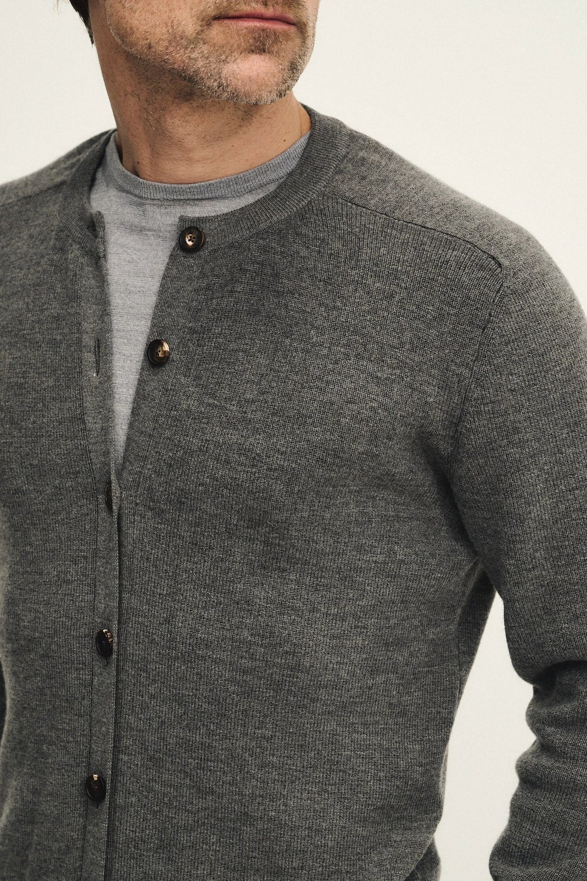 Cardigan con bottoni in pura lana vergine