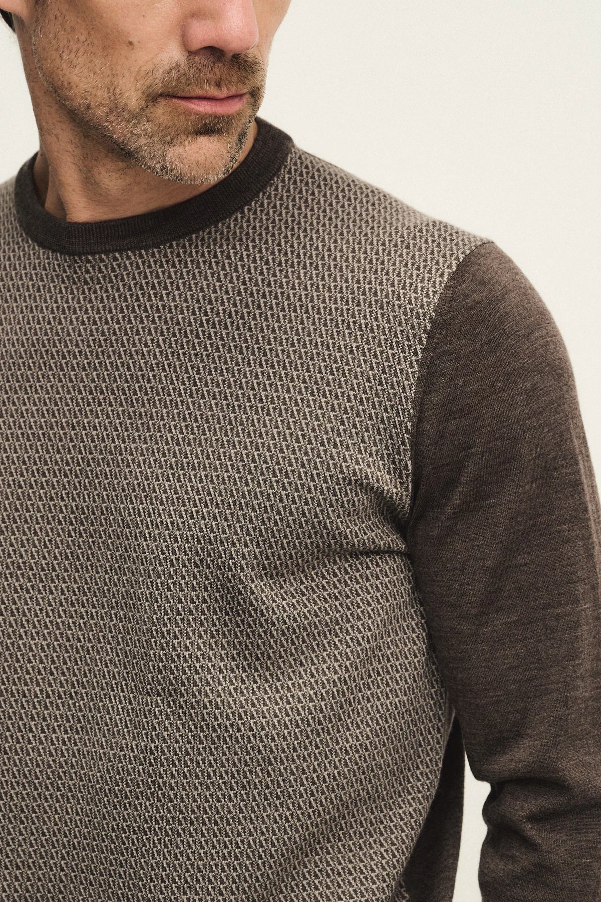 Girocollo con fantasia jacquard geometrica