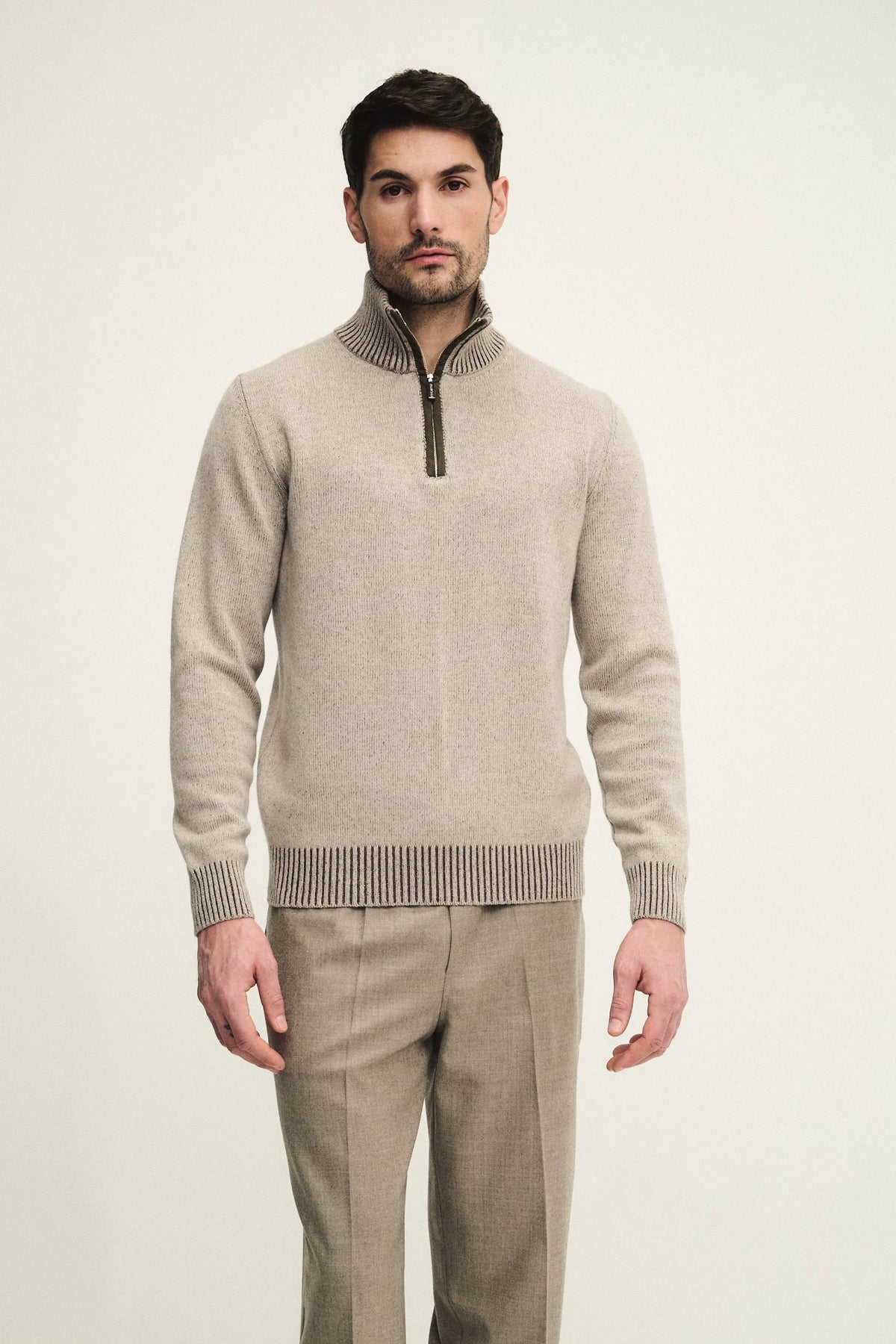 Luppetto zip in maglia vanisé con i dettagli in alcantara