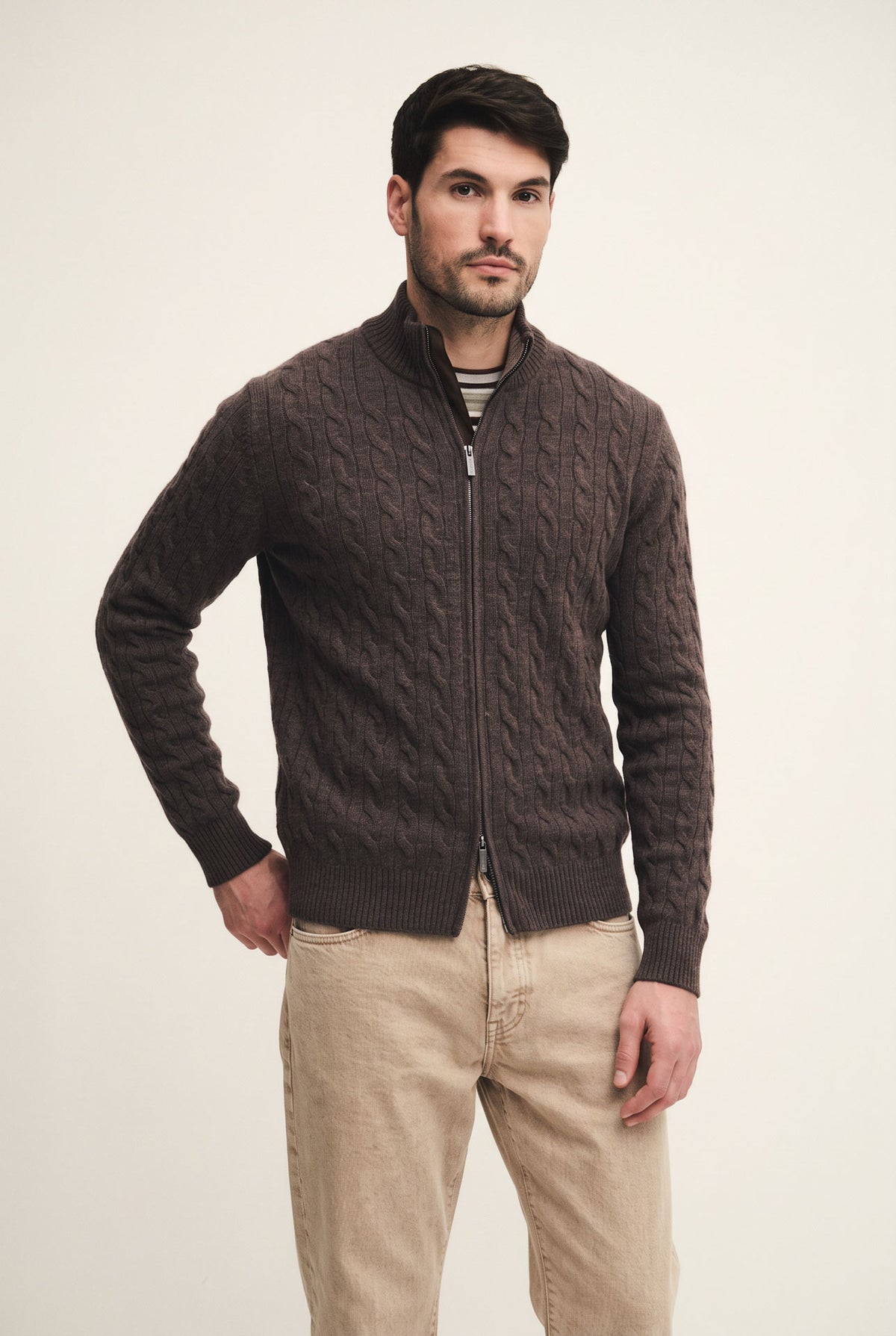 Cardigan collo alto con lavorazione a trecce e chiusura con zip
