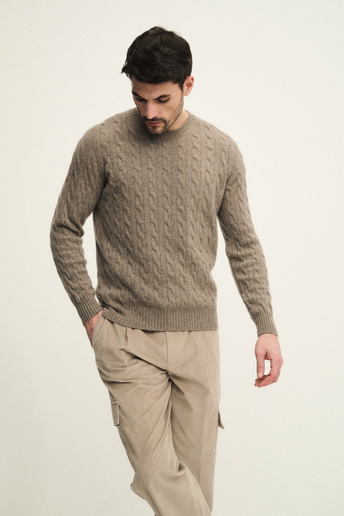 Maglia girocollo in puro cashmere con lavorazione coste e trecce