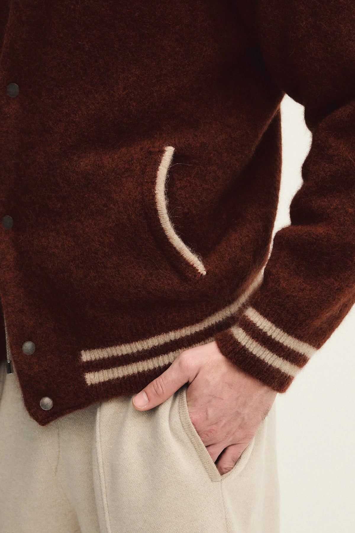 Bomber in maglia di lana alpaca elasticizzata con bottoni automatici