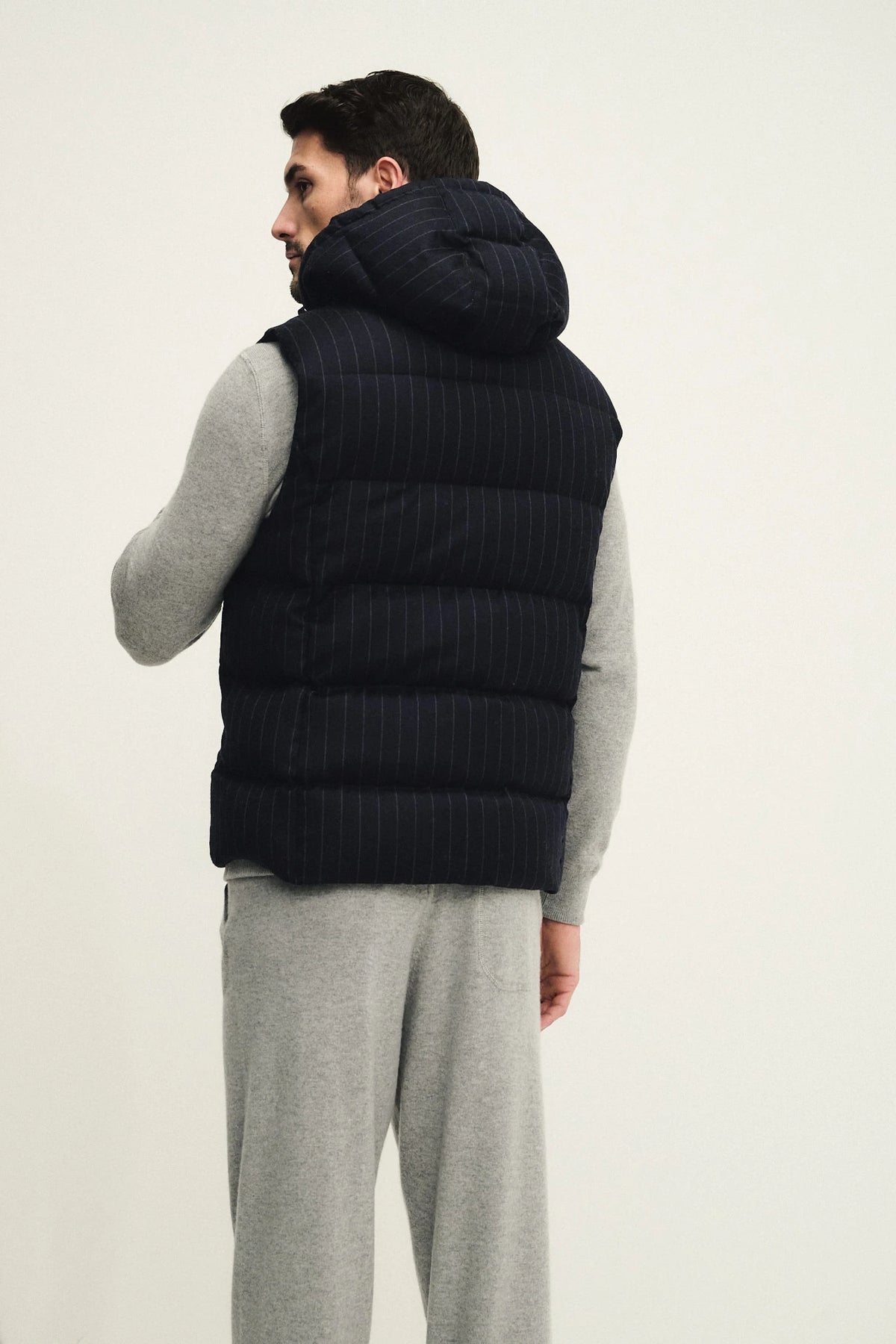 Gilet gessato in lana e cashmere con in imbottitura in piuma d'oca