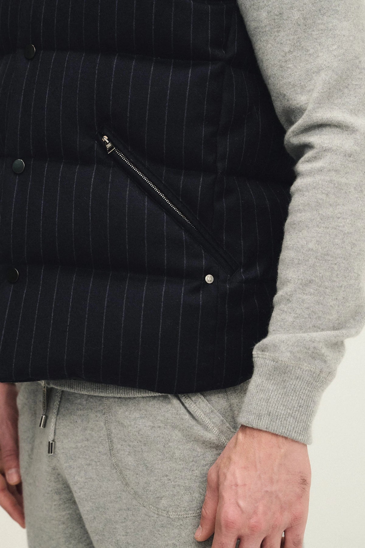 Gilet gessato in lana e cashmere con in imbottitura in piuma d'oca