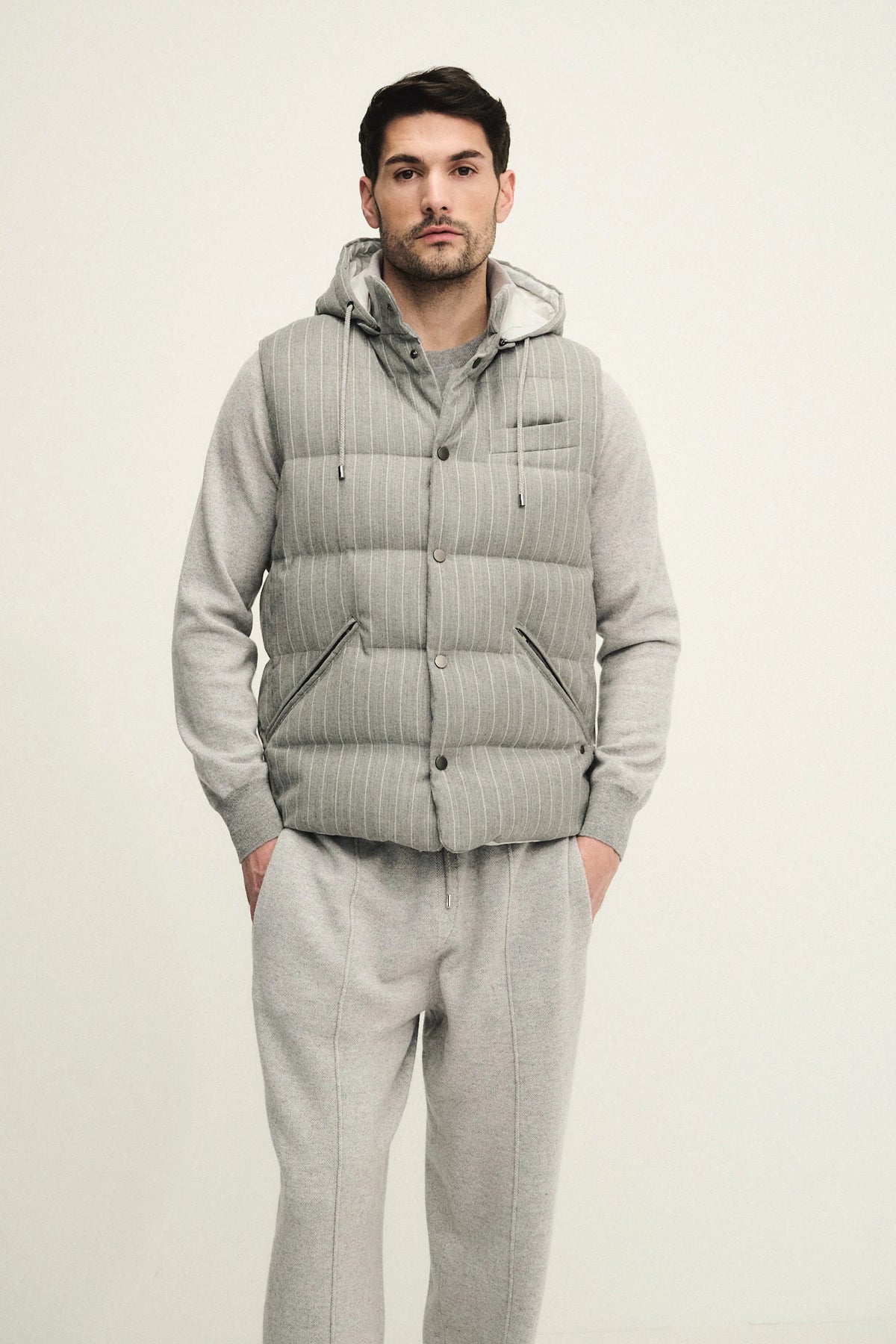 Gilet gessato in lana e cashmere con in imbottitura in piuma d'oca