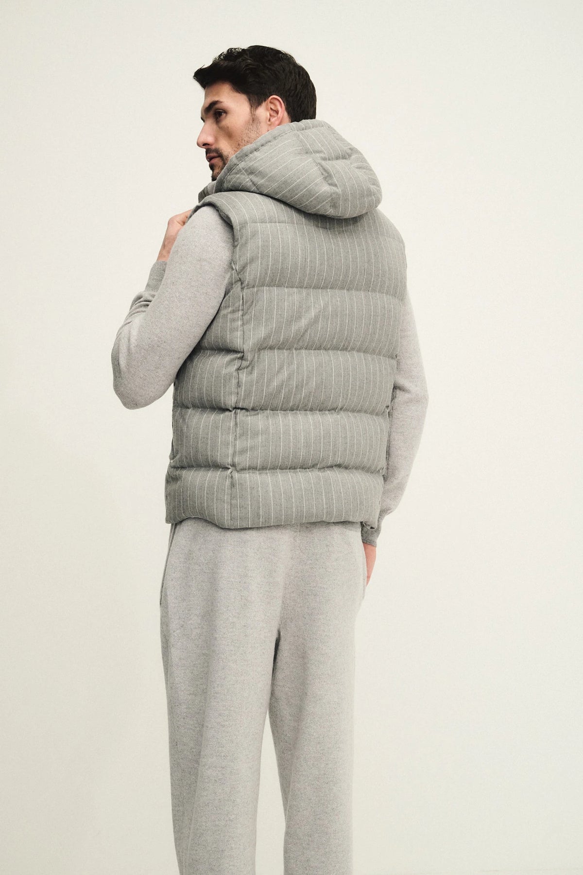 Gilet gessato in lana e cashmere con in imbottitura in piuma d'oca