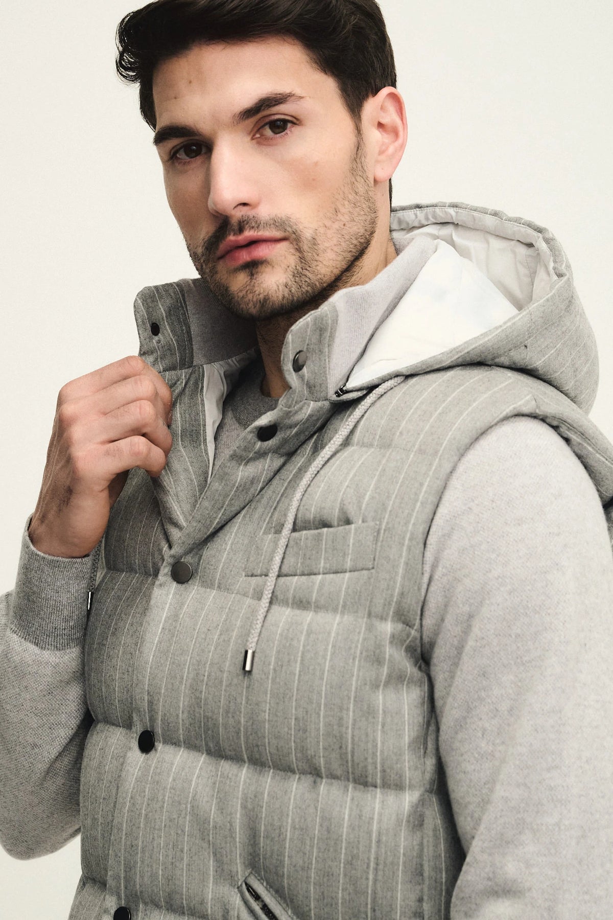 Gilet gessato in lana e cashmere con in imbottitura in piuma d'oca