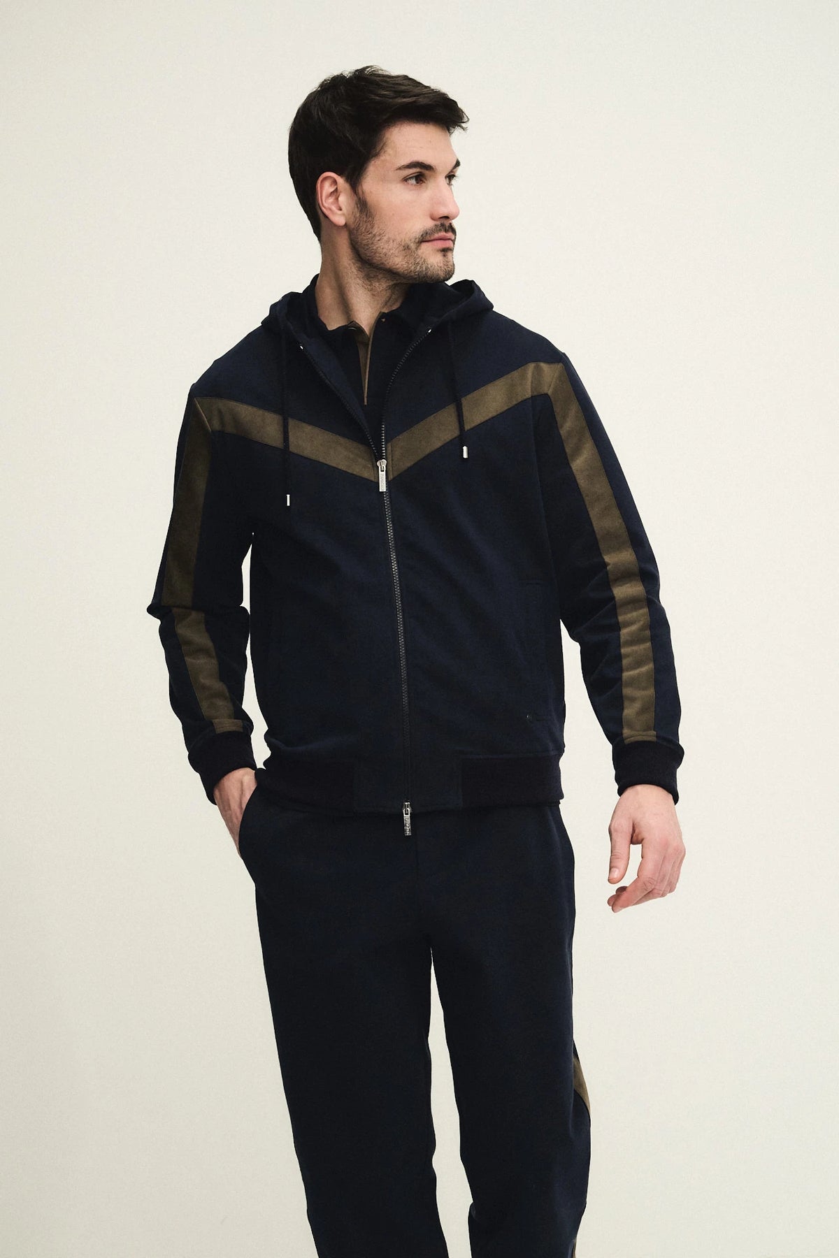 Topwear in cotone tecnico con inserto in alcantara