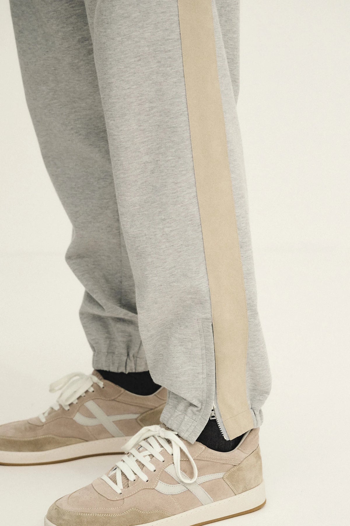 Pantalone pullup in cotone tecnico con inserto in alcantara