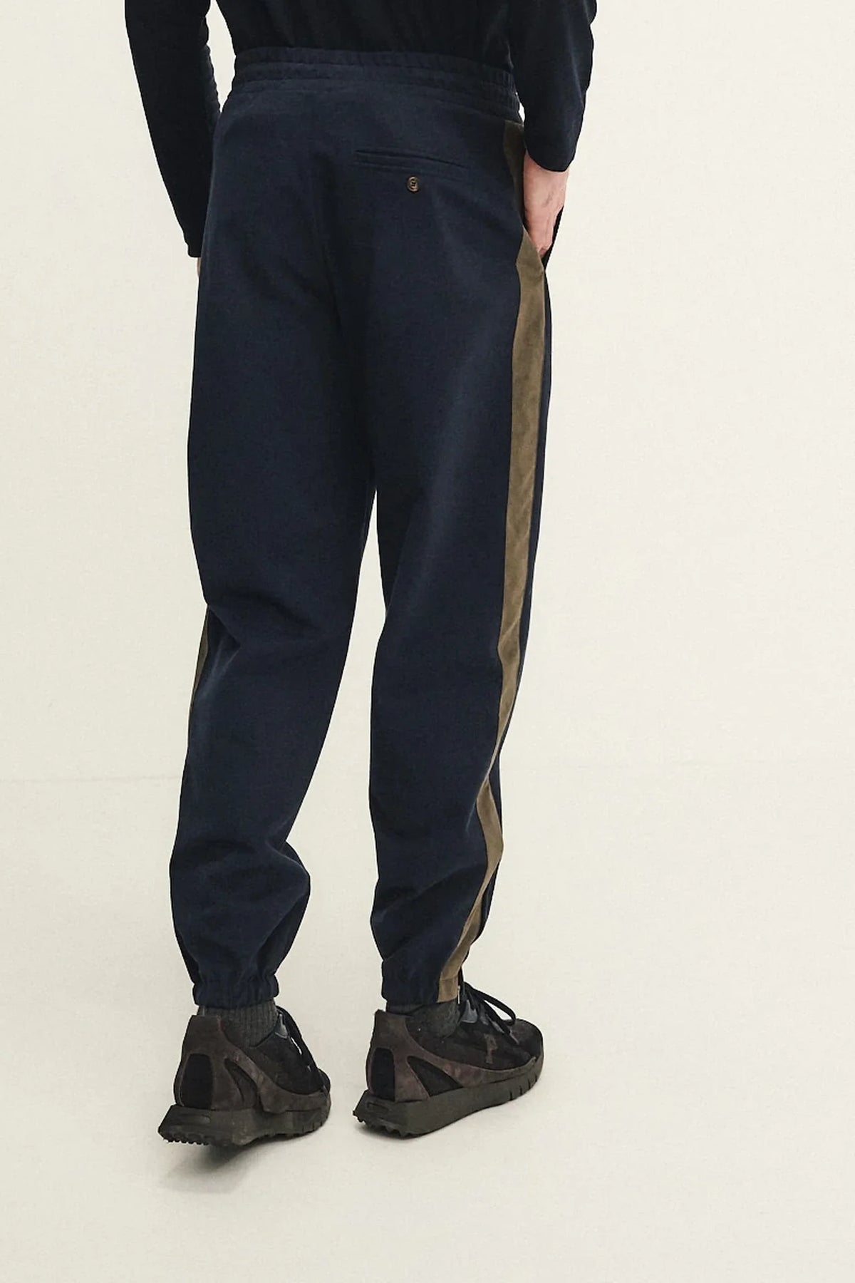 Pantalone pullup in cotone tecnico con inserto in alcantara