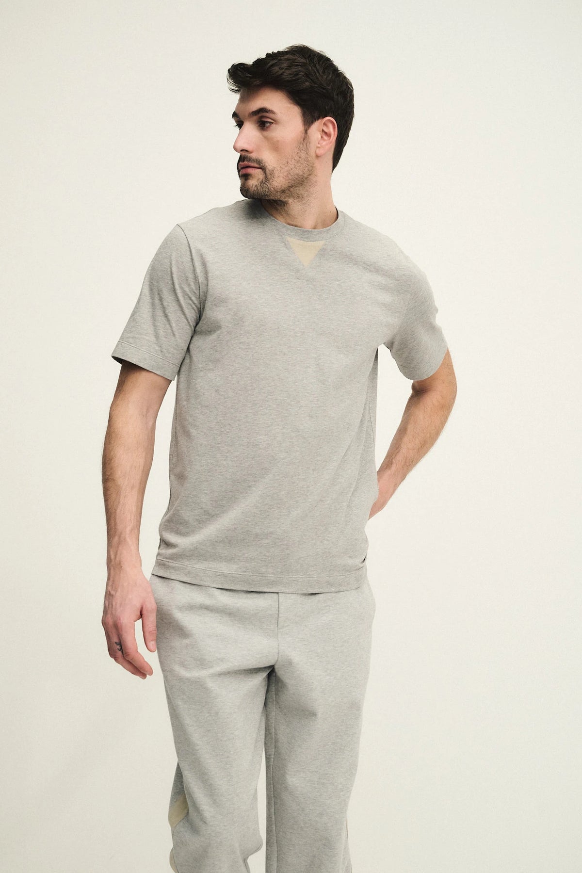 T-shirt girocollo con dettaglio in alcantara