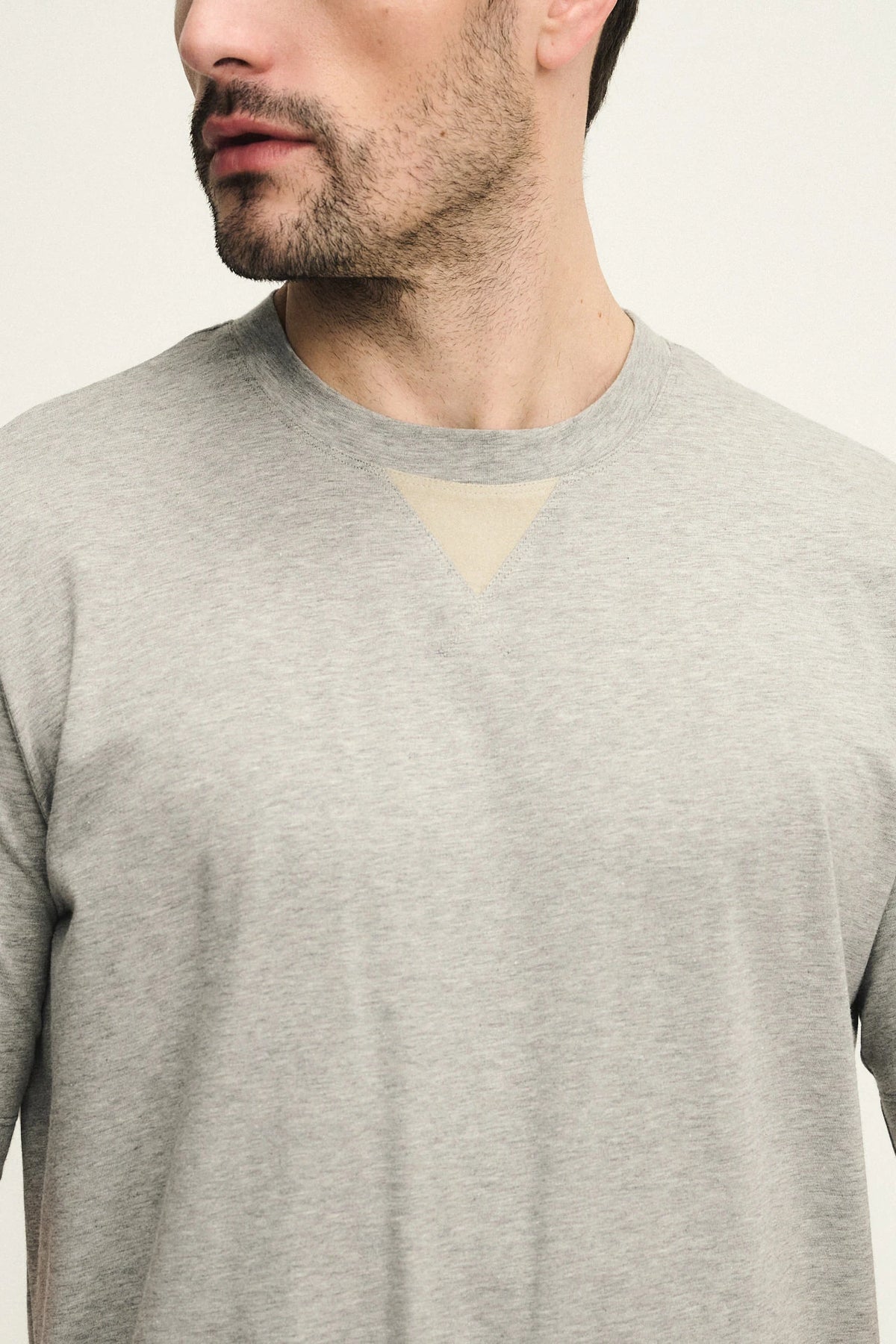 T-shirt girocollo con dettaglio in alcantara