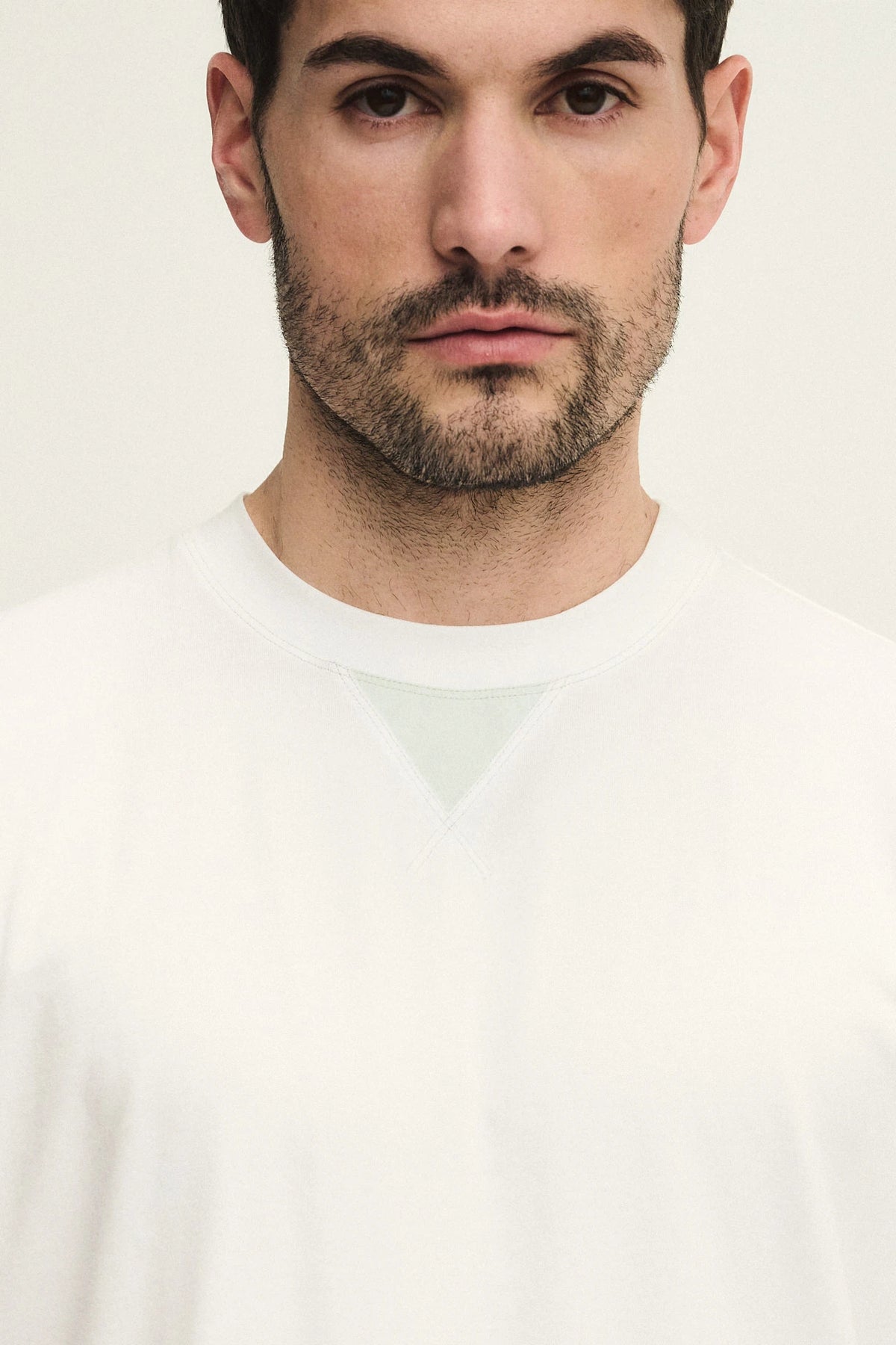T-shirt girocollo con dettaglio in alcantara
