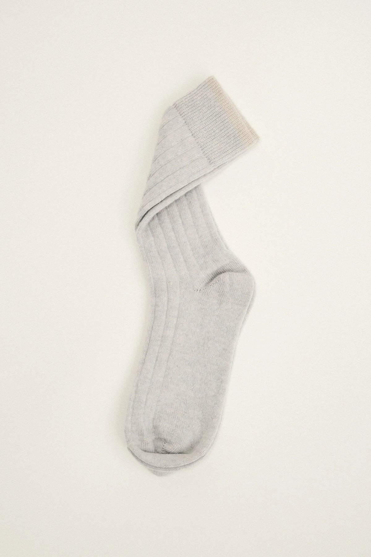 Calza a coste in puro cashmere con bordo a contrasto