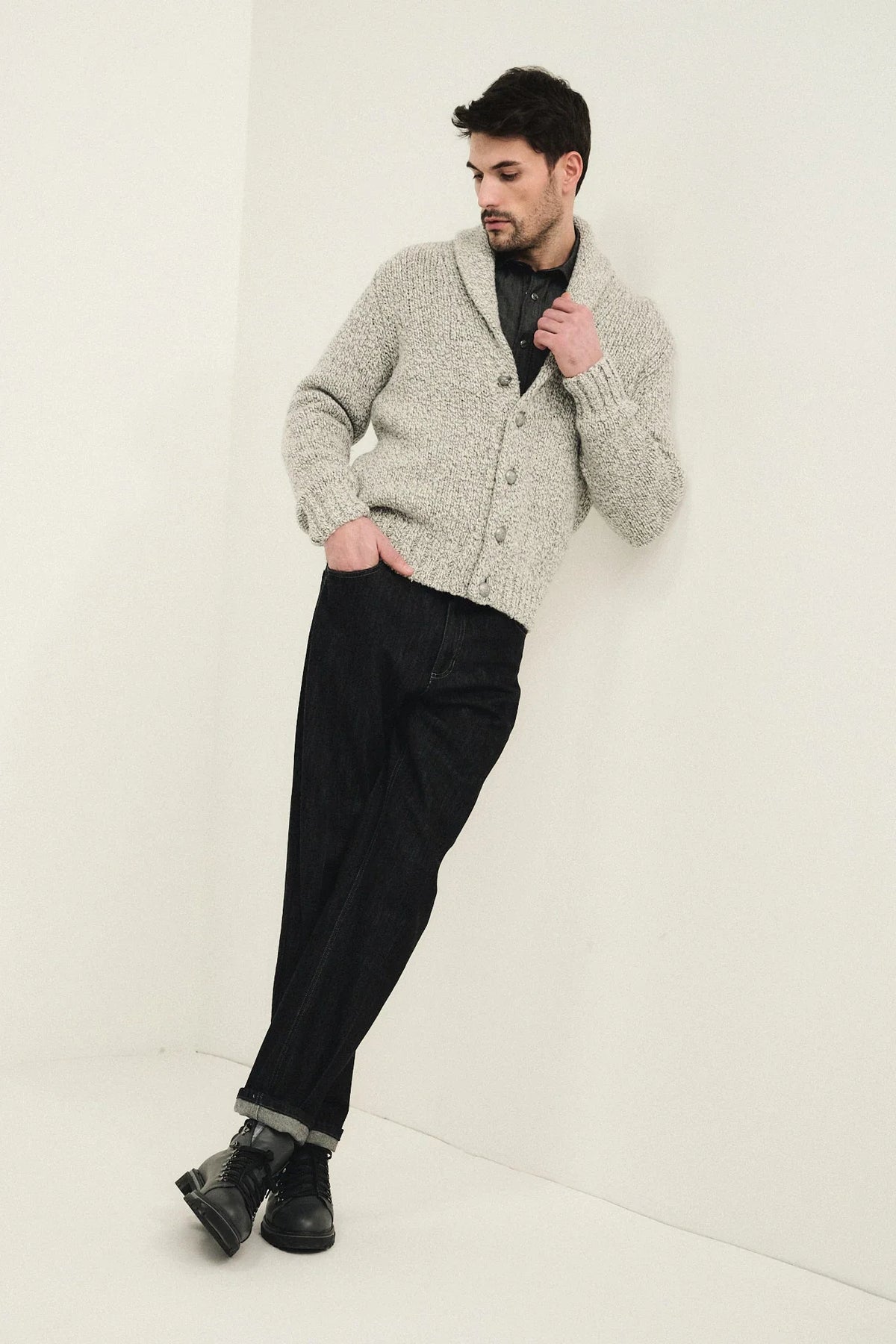 Cardigan collo sciallato in lana e cashmere mouliné con bottoni di metallo