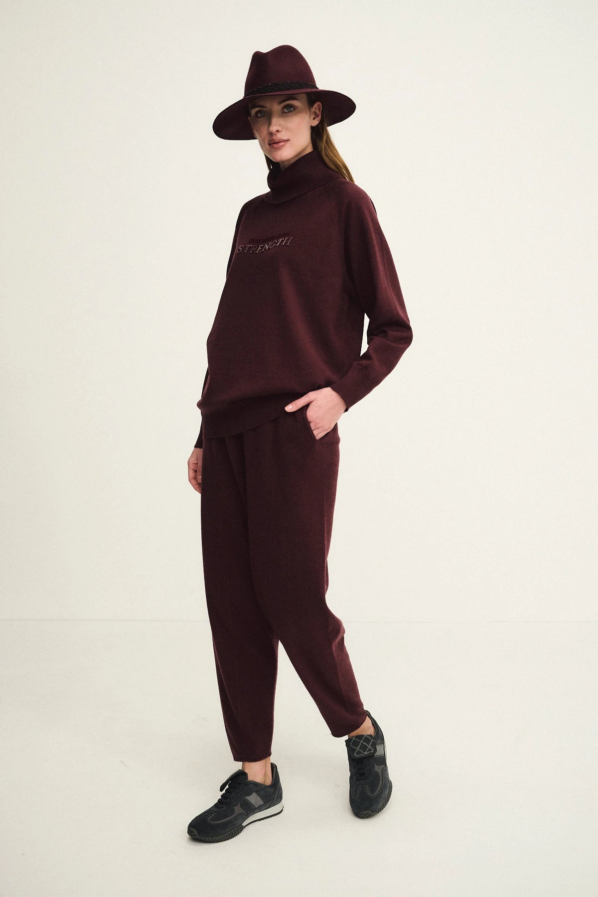 Pantalone in maglia con pinces